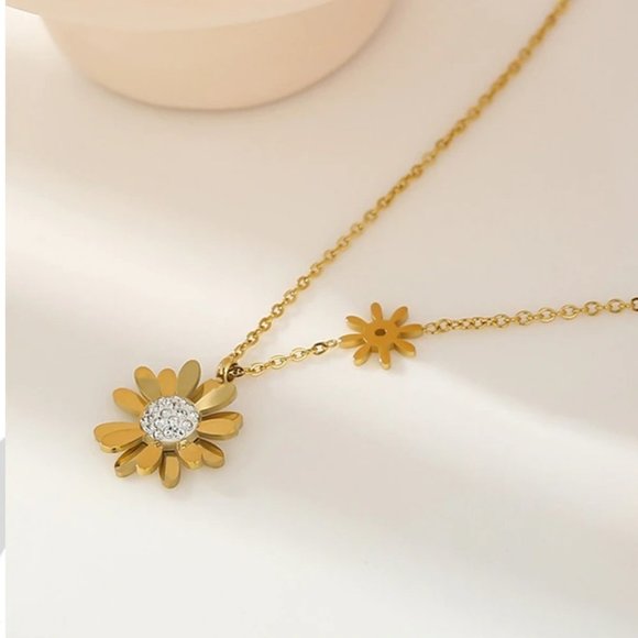 NEW 18K Gold Plated Diamond Daisy Flower Necklace - Picture 2 of 6